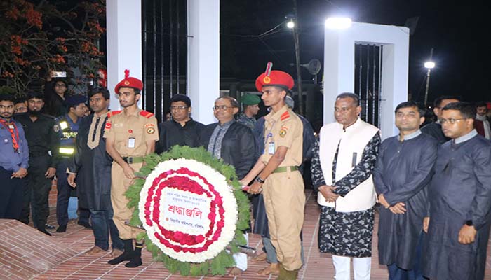 বরিশাল কেন্দ্রীয় শহিদমিনারে একুশের প্রথম প্রহর 