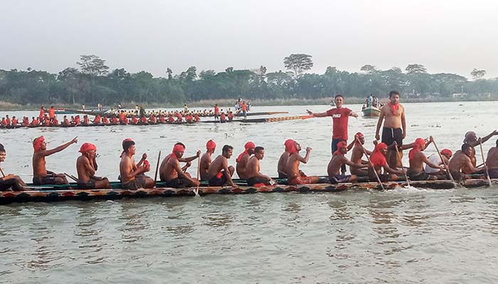 ঝালকাঠির সুগন্ধা নদীতে নৌকাবাইচ