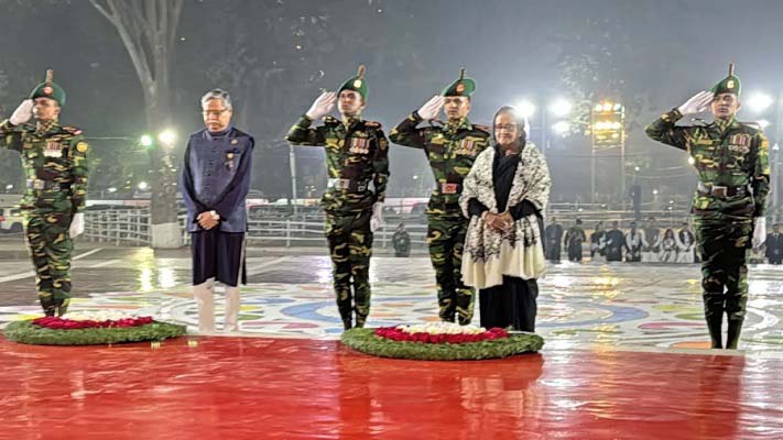 শ্রদ্ধায় স্মরণ ‘অমর ২১’:  রাষ্ট্রপতি-প্রধানমন্ত্রীর পুষ্পস্তবক অর্পণ