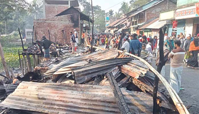 বাকেরগঞ্জে আগুনে পুড়েছে আট দোকান