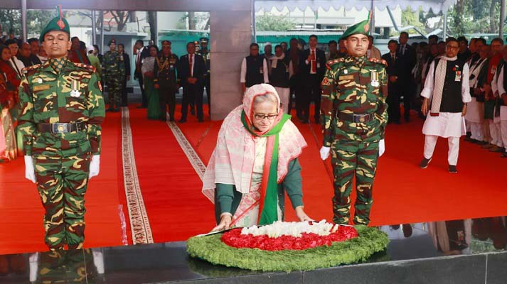 বিজয় দিবসে বঙ্গবন্ধুর প্রতিকৃতিতে প্রধানমন্ত্রীর শ্রদ্ধা