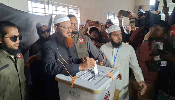 ‘হুজুর’ ভোট দিয়েছেন নগরীর রুপাতলী এলাকায়