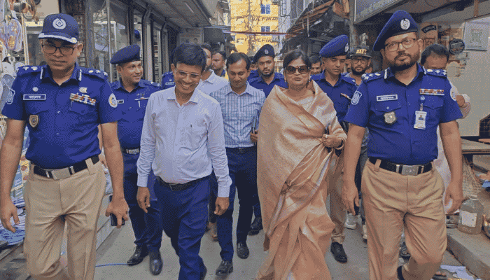 পিরোজপুরে পূজামণ্ডপে ডিআইজির নিরাপত্তা পর্যবেক্ষণ