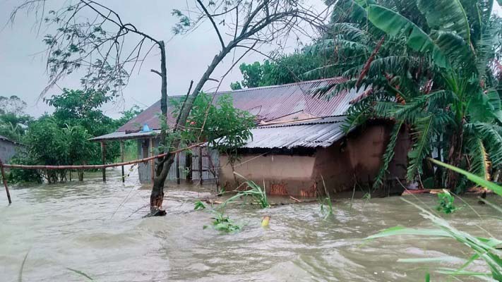 সিলেটে বন্যার অবনতি, কয়েক লাখ মানুষ পানিবন্দী