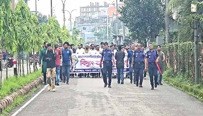 লোডশেডিং; বরগুনায় বিদ্যুৎ অফিস ঘেরাও, তালা মারার হুশিয়ারি