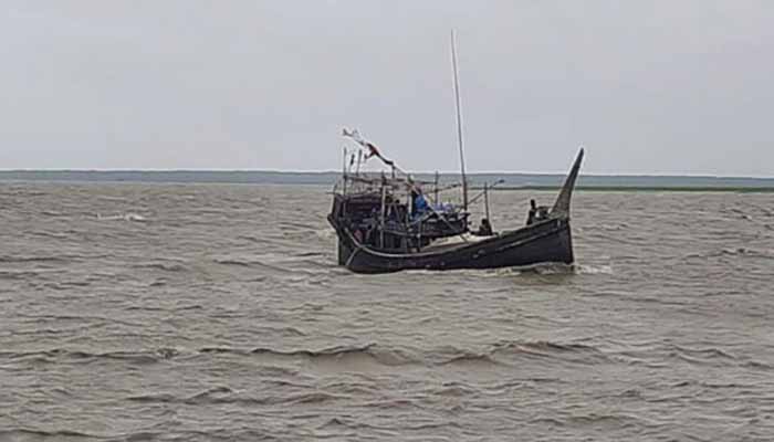 মেঘনা নদীতে ট্রলার ডুবি, যাত্রীরা নিরাপদ