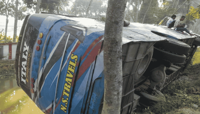 বরিশালে নিয়ন্ত্রণ হারিয়ে ডোবায় বাস