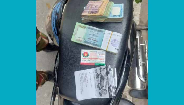 লক্ষাধিক টাকা ও ধানের শীষের স্লিপসহ ২ বিএনপি কর্মী আটক