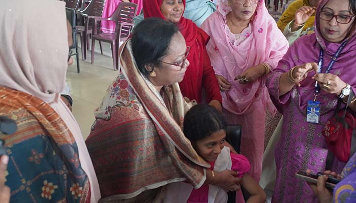 জরায়ুমুখ ক্যানসার প্রতিরোধে বরিশালে ছাত্রীদের টিকা প্রদান