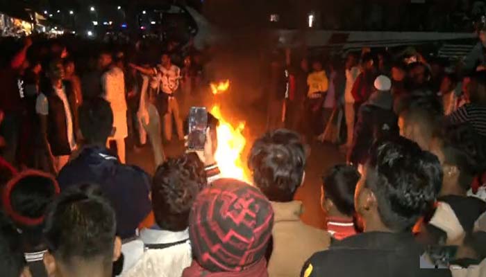 বাসে বিএম কলেজছাত্রী লাঞ্ছিত, ঢাকা-কুয়াকাটা মহাসড়ক অবরোধ