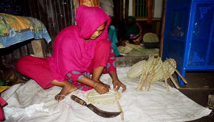 বরিশালে বেড়েছে তালপাখার চাহিদা, কারিগররা পাবেন সরকারি সহায়তা