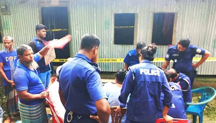   ঘরের মধ্যে স্বামী-স্ত্রীর মরদেহ; রহস্য উদঘাটনে কাজ করছে পুলিশ