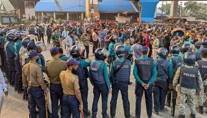  তিতুমীর শিক্ষার্থীদের অবরোধ: ঢাকার সঙ্গে উত্তর ও পশ্চিমাঞ্চলের রেল যোগাযোগ বন্ধ