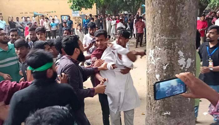 বগুড়ায় এনসিপির সমাবেশে সারজিসের বিরুদ্ধে স্লোগান, তুমুল মারামারি