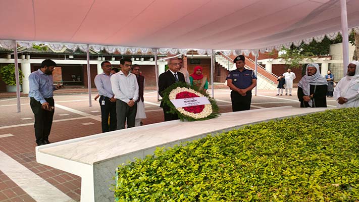 জাতির পিতার সমাধিতে প্রধানমন্ত্রীর প্রেস সচিবের শ্রদ্ধা