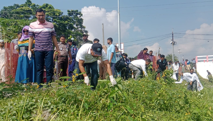 বরিশাল নগরীর বধ্যভূমি এলাকায় সড়কের ঢালে পরিচ্ছন্নতা অভিযান। বরিশাল নিউজ ডটকম