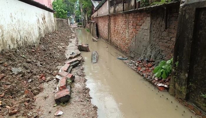ড্রেন নির্মানের সময় দেয়াল ধসে শ্রমিকের মৃত্যু
