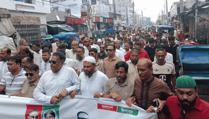 বরগুনায় সন্ত্রাসের প্রতিবাদে শ্রমিক দলের মিছিল-সমাবেশ