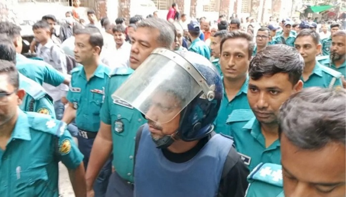 আদালত প্রাঙ্গণে পলক, ‘এক মুজিব লোকান্তরে, লক্ষ মুজিব ঘরে ঘরে’