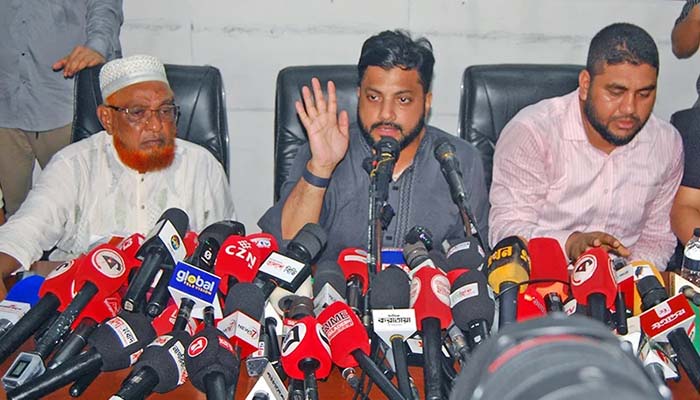 পিস্তল হাতে অভিযান; প্রতিমন্ত্রীর পদ ছাড়লেন ইসরাক হোসেন