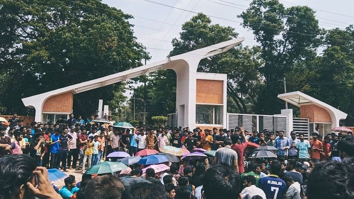 অনির্দিষ্টকালের জন্য চুয়েট বন্ধ ঘোষণা, বাসে আগুন দিল শিক্ষার্থীরা