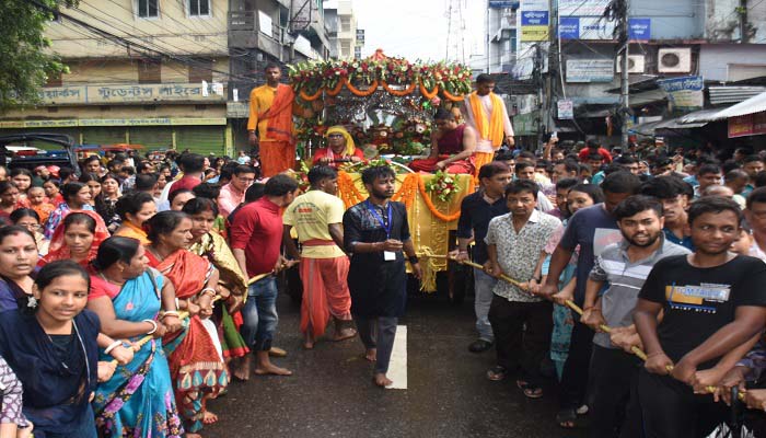 বরিশালে উৎসবমুখর পরিবেশে চলছে রথযাত্রা উদযাপন