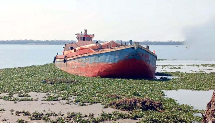  জাহাজের শ্রমিকদের হাত-পা বেঁধে মালামাল লুট