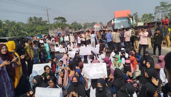 ঢাকা-বরিশাল মহাসড়কে শিক্ষার্থীদের দ্বিতীয় দিনের অবরোধ