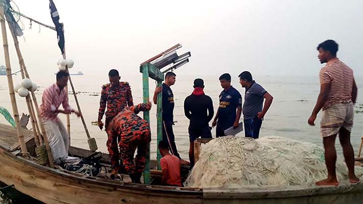 মেঘনায় ড্রেজার ডুবি: ২ জনের মরদেহ উদ্ধার, নিখোঁজ-৩