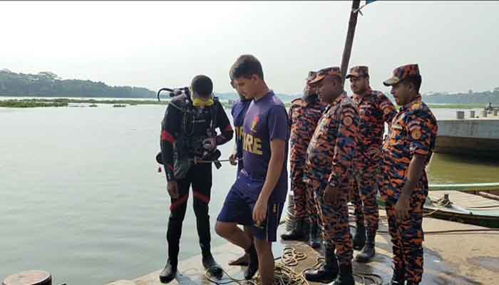 পিরোজপুরে ট্রলার ডুবে শিশু নিহত, খোঁজ মেলেনি মায়ের
