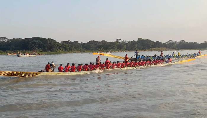 সন্ধ্যা নদীতে নৌকা বাইচ, উচ্ছ্বাসে ফিরল গ্রামবাংলার ঐতিহ্য