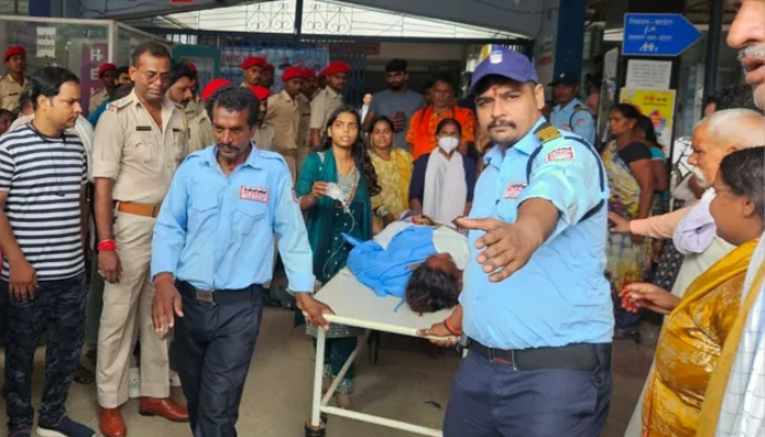 বিহারের অশোক ধাম মন্দিরে পদদলনের ঘটনার পর আহতদের হাসপাতালে নেওয়া হয়