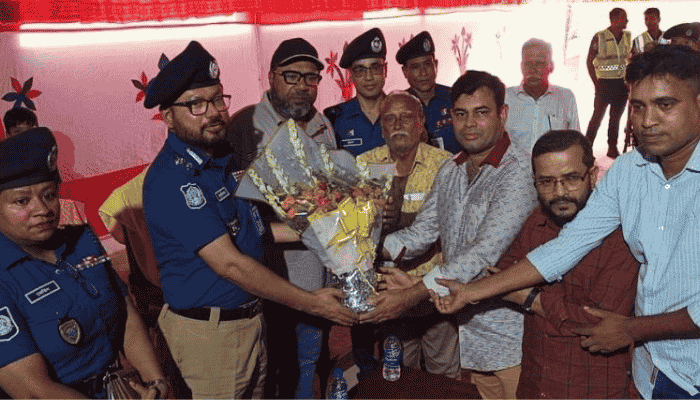 দুর্গাপূজা ঘিরে গুজবে কান না দিতে পরামর্শ ডিআইজির