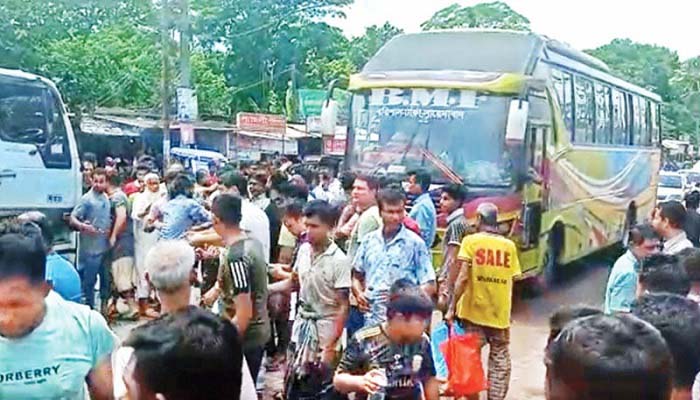 চাঁদাবাজীর প্রতিবাদে গৌরনদীতে ব্যবসায়ীদের বিক্ষোভ