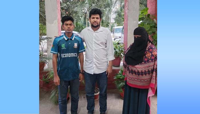 বোতল নিক্ষেপকারী শিক্ষার্থীকে বাসায় দাওয়াত দিলেন তথ্য উপদেষ্টা