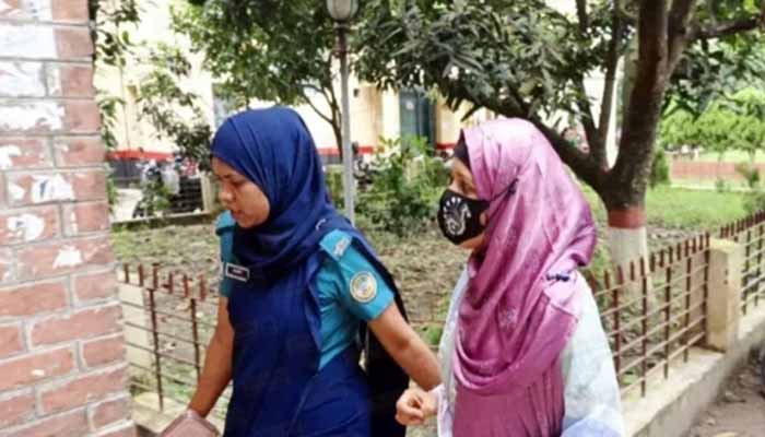 আদালতের বারান্দায়ই স্বামীকে কিল-ঘুষি- গালি, স্ত্রীর ৫ দিনের দণ্ড