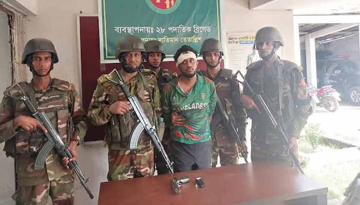 পিস্তলসহ হাতেনাতে আটক ছিনতাইকারী