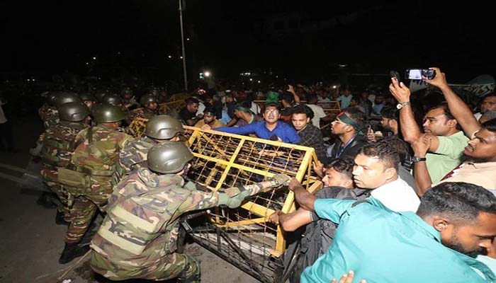 বঙ্গভবনে বিক্ষোভকারীদের ঢোকার চেষ্টা, বাধা