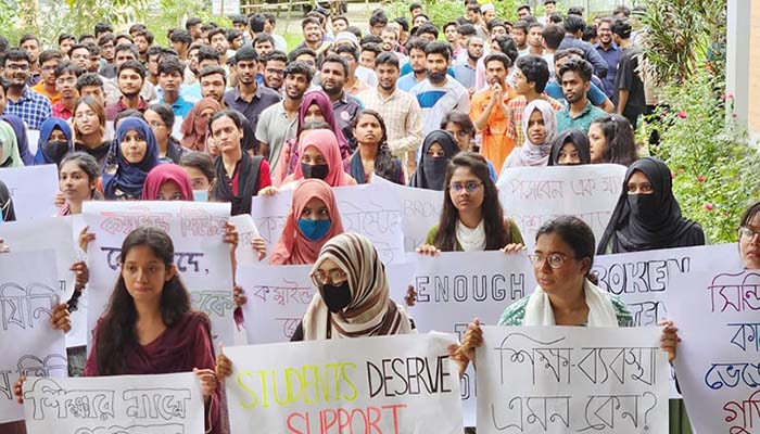 কমপ্লিট শাটডাউনে বরিশাল ইঞ্জিনিয়ারিং কলেজের শিক্ষার্থীরা