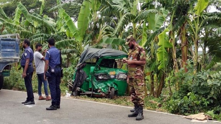 বাকেরগঞ্জে সড়ক দুর্ঘটনায় নিহত ২