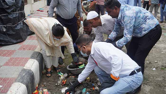   অপরিচ্ছন্ন নগরী পরিস্কার অভিযানে নগর কর্মকর্তারা !