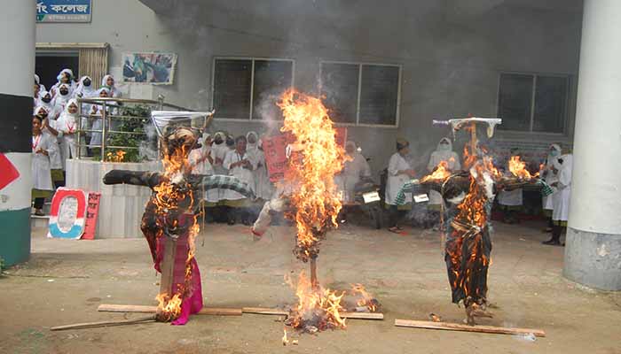 ৩ শিক্ষকের কুশপুত্তলিকা দাহ