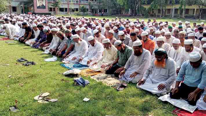 বৃষ্টি জন্য বরিশালে নামাজ আদায়, কাল বৈশাখী ঝড়ের আভাস