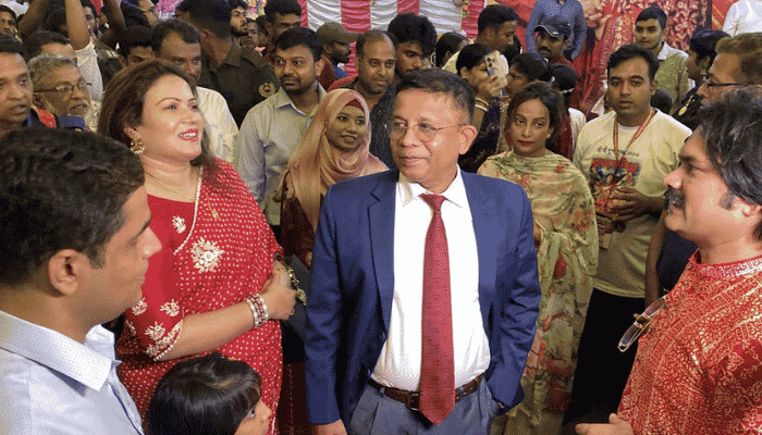 প্রতিবেশী দেশে কেন যাবেন, এখানে ভালো থাকবেন: বিভাগীয় কমিশনার