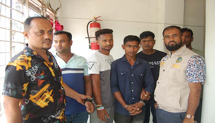 বরিশালে নকল প্রসাধনীসহ গ্রেপ্তার ৩