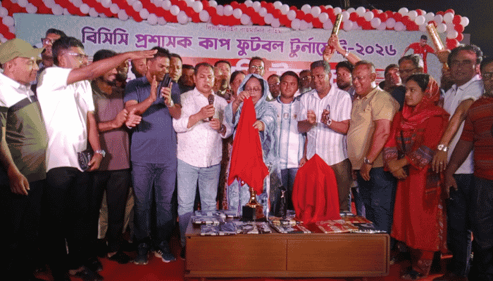 বরিশালে প্রশাসক কাপ ফুটবলের ট্রফি ও জার্সি উন্মোচন