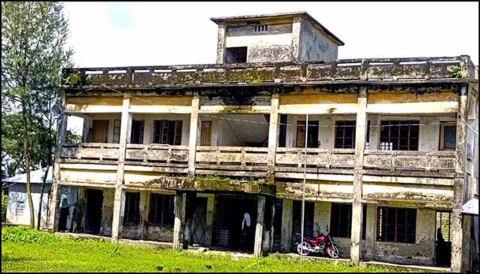 ভোলার মনপুরায় ঝুঁকিপূর্ণ এক  মাদ্রাসায় পাঠদান