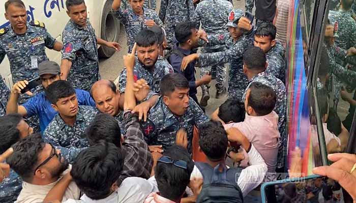নৌবাহিনীর গাড়ী আটক করে ক্যাম্পাসে , সদস্য- শিক্ষার্থী হাতাহাতি