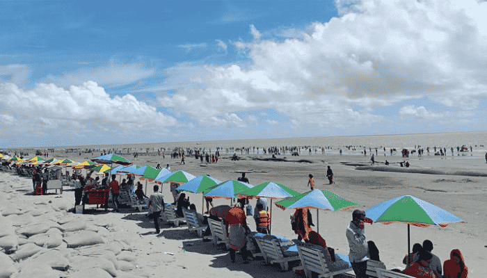 দীর্ঘ ছুটিতে কুয়াকাটায় পর্যটকের ভিড়