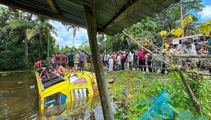  চালক বাস নিয়ে পুকুরে, জানালা ভেঙ্গে যাত্রীদের উদ্ধার
